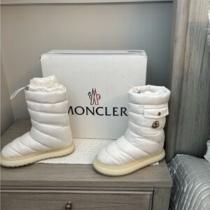 Moncler Women's white Puffer Boots